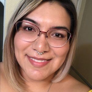 Meet your Posher, Valoree